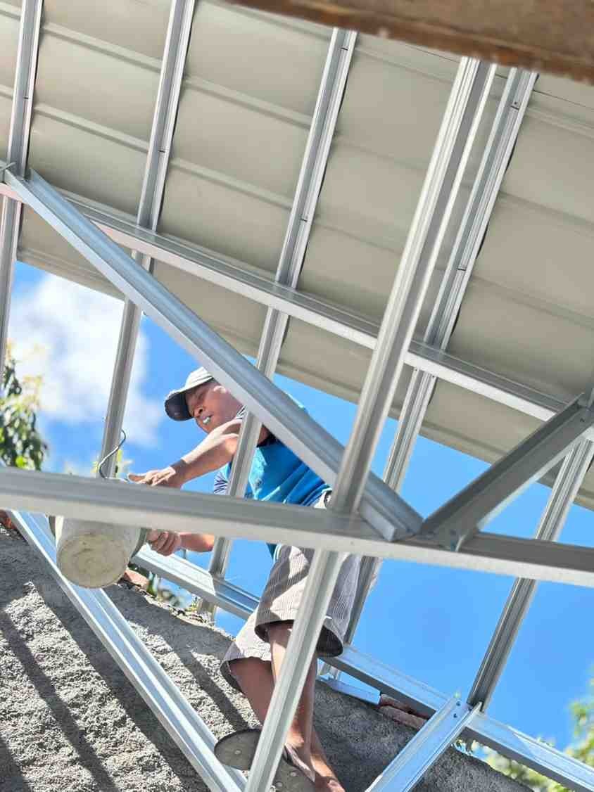 Renovasi atap sebelum pengerjaan plafon Renovasi atap sebelum pengerjaan plafon