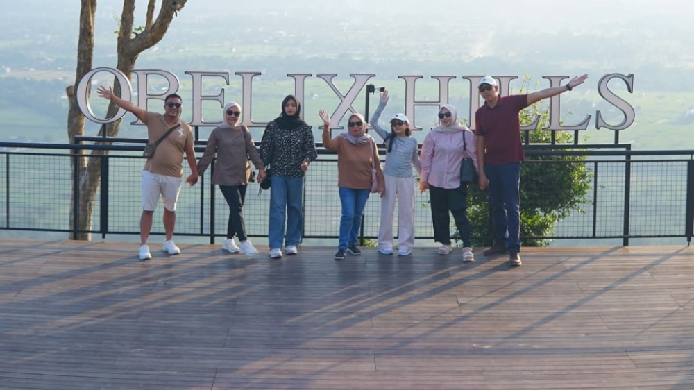 OBELIX HILLS : PANORAMA SENJA YANG TAK TERLUPAKAN OBELIX HILLS : PANORAMA SENJA YANG TAK TERLUPAKAN