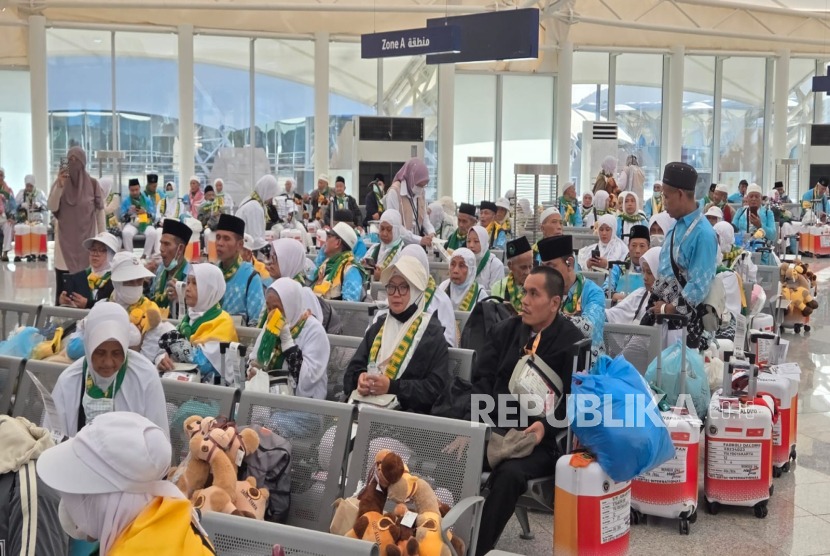 Suasana jamaah haji Indonesia kloter YIA 12 saat menunggu pesawat yang akan berangkat ke tanah air di Bandara Amir Muhammad bin Abdul Aziz, Madinah, Selasa (16/6/2026). Suasana jamaah haji Indonesia kloter YIA 12 saat menunggu pesawat yang akan berangkat ke tanah air di Bandara Amir Muhammad bin Abdul Aziz, Madinah, Selasa (16/6/2026).