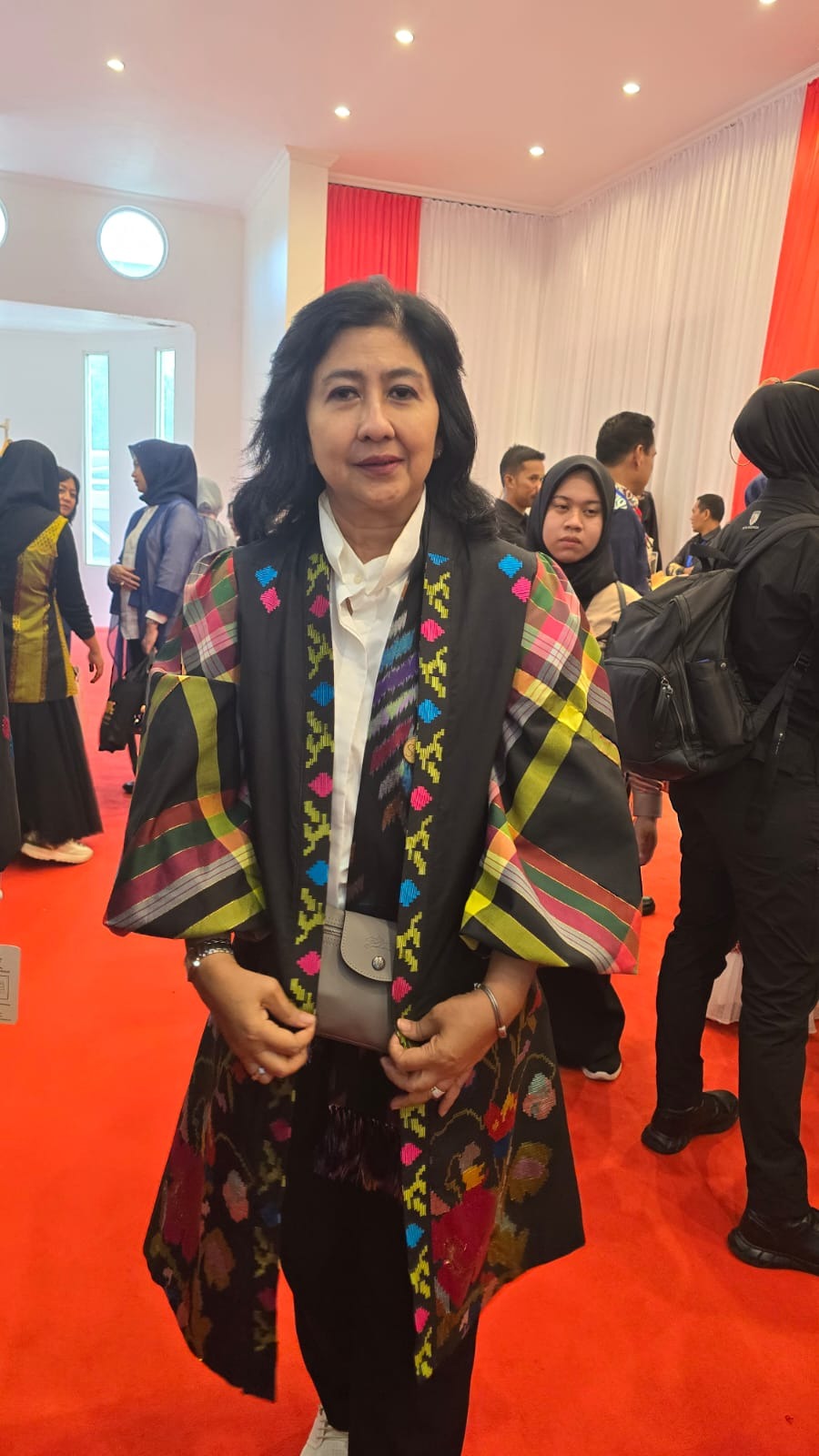 Outer Larana Zahra Zhafira Curi Perhatian di Kunjungan SERUNI: Saat Para Istri Menteri Jatuh Cinta pada Wastra Sulsel Outer Larana Zahra Zhafira Curi Perhatian di Kunjungan SERUNI: Saat Para Istri Menteri Jatuh Cinta pada Wastra Sulsel