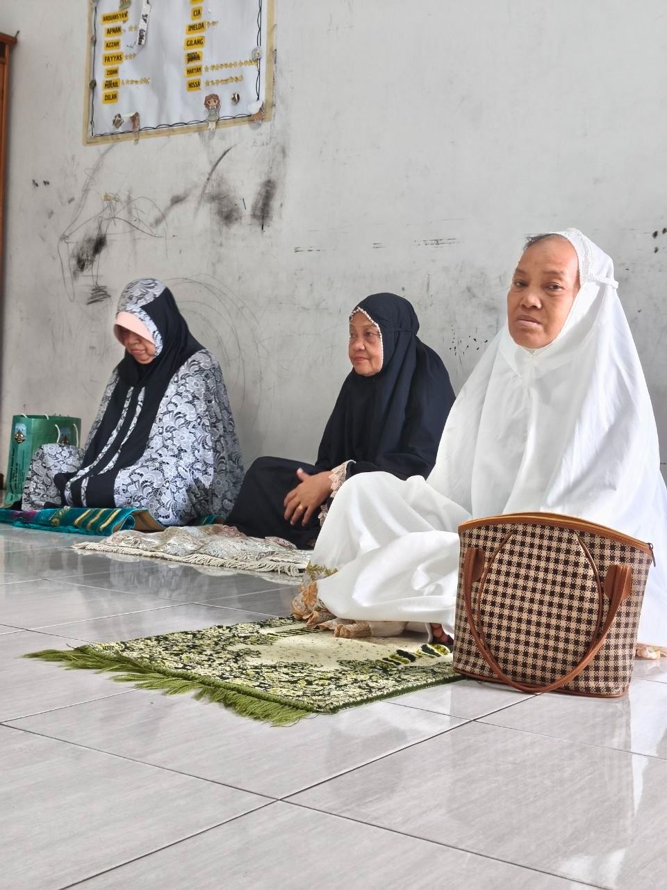 Lansia binaan almarhamah mendenafrkan dengan seksama kultum yang di sampaikan oleh Ustadz Mustaqim Lansia binaan almarhamah mendenafrkan dengan seksama kultum yang di sampaikan oleh Ustadz Mustaqim