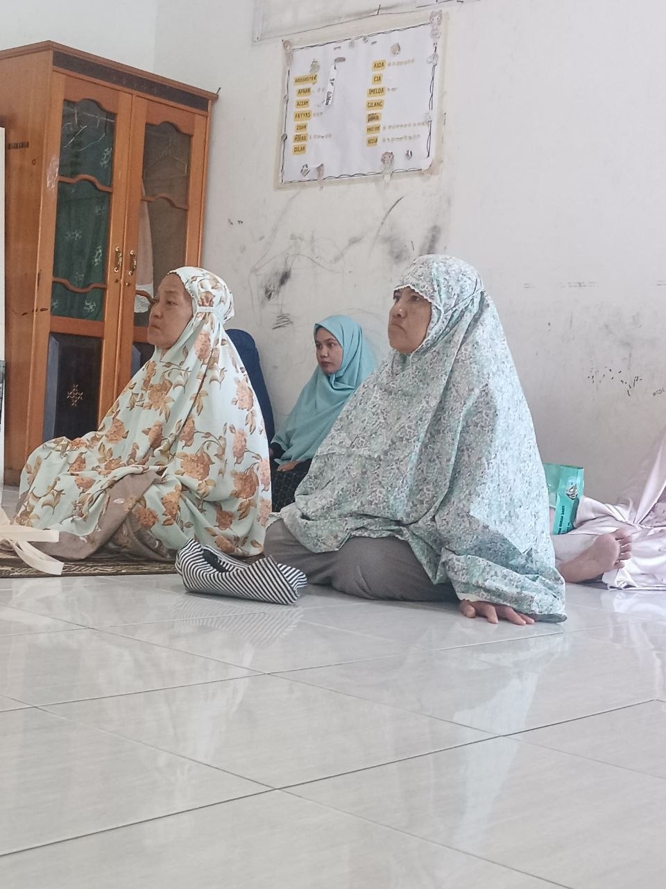 Lansia binaan almarha,ah mendengarkan ceramah dengan khusyuk dan sesekali tertawa Lansia binaan almarha,ah mendengarkan ceramah dengan khusyuk dan sesekali tertawa