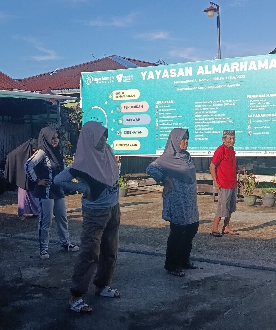 Lansia Almarhamah mengikuti gerakan senam dengan santai Lansia Almarhamah mengikuti gerakan senam dengan santai
