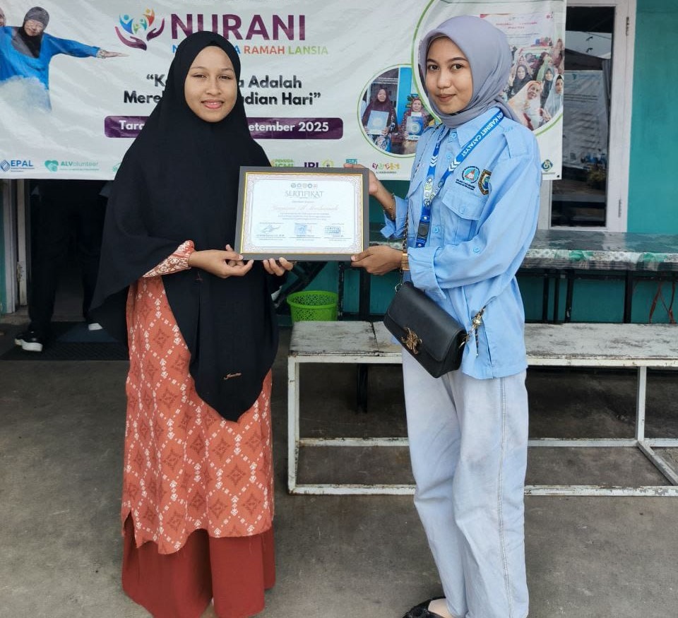 Serah terima sertifikat dan paket sembako dari mahasiswa FEB UBT kepada pihak Yayasan Almarhamah Serah terima sertifikat dan paket sembako dari mahasiswa FEB UBT kepada pihak Yayasan Almarhamah