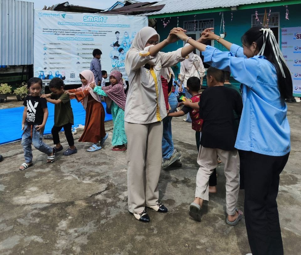 Para santri binaan TPQ Almarhamah belajar dan bermain bersama para mahasiswa Para santri binaan TPQ Almarhamah belajar dan bermain bersama para mahasiswa