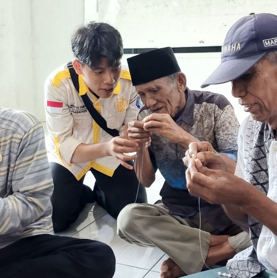 Para lansia sedang membuat karya gelang Para lansia sedang membuat karya gelang