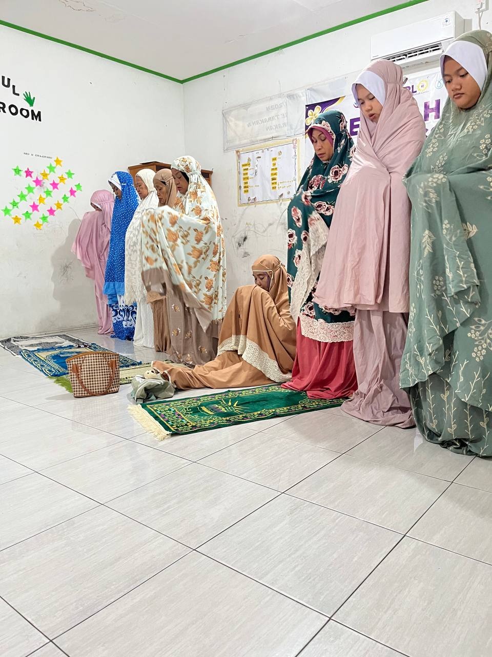 Lansia, Pengurus dan Siswi PKL sholat dhuha berjamaah Lansia, Pengurus dan Siswi PKL sholat dhuha berjamaah