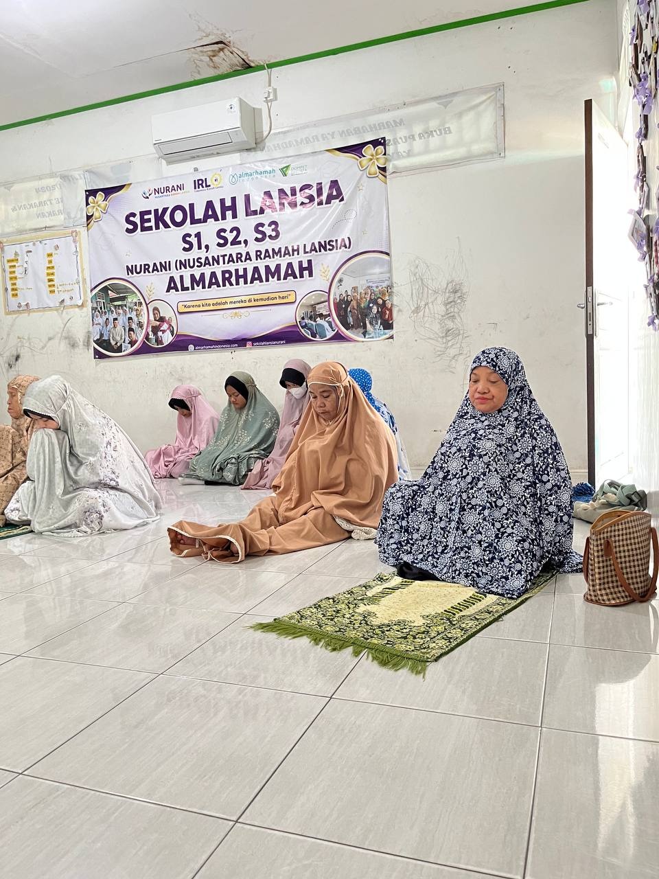 Salah satu lansia binaan almarhamah Nenek Ani tetap hadir walau dirinya sedang sakit Salah satu lansia binaan almarhamah Nenek Ani tetap hadir walau dirinya sedang sakit