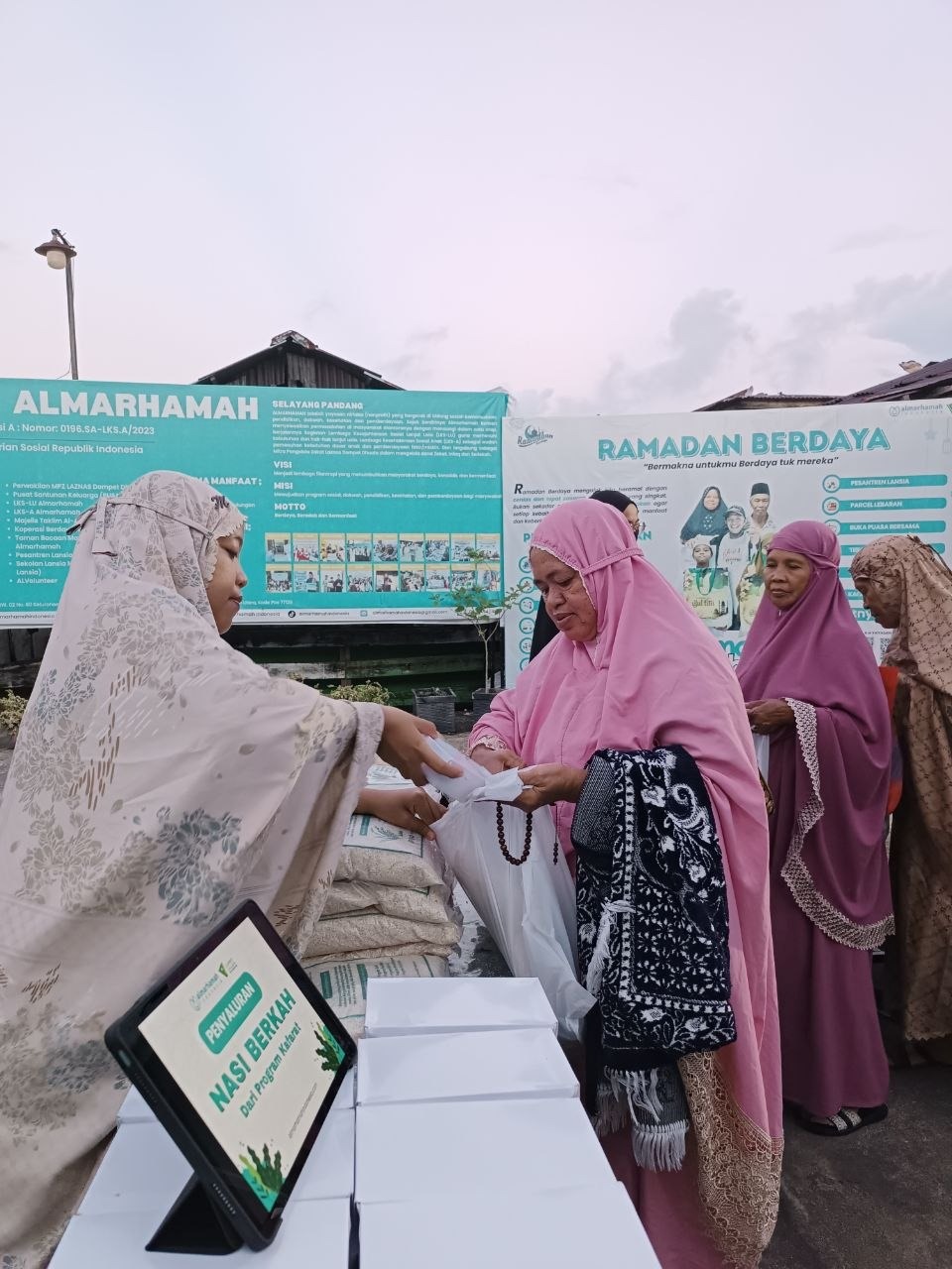 Pembagian family support dan nasi berkah untuk para jamaah Pembagian family support dan nasi berkah untuk para jamaah
