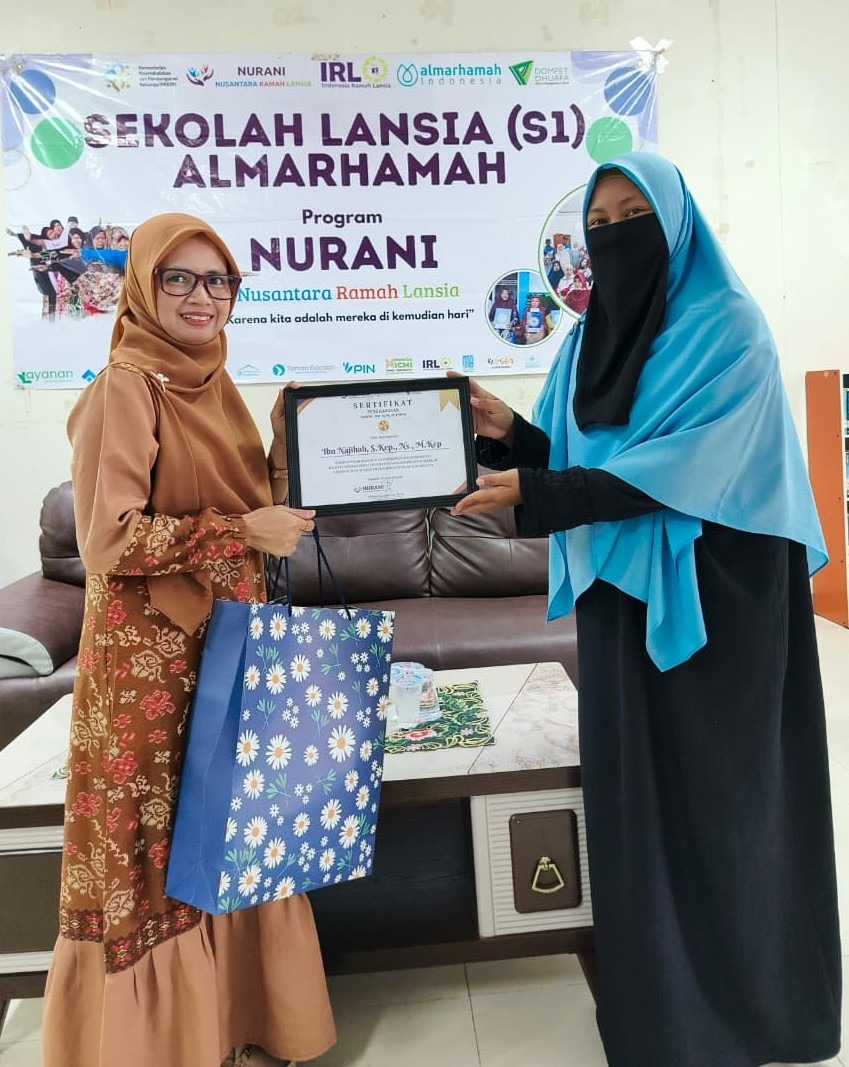 Almarhamah memberikan Piagam kepada Ibu Najihah Almarhamah memberikan Piagam kepada Ibu Najihah