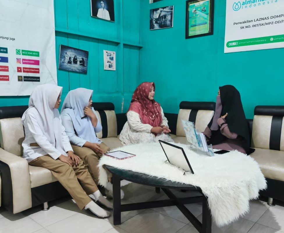 Wali kelas Bu Yuli dengan Mbak Fitri Wali kelas Bu Yuli dengan Mbak Fitri