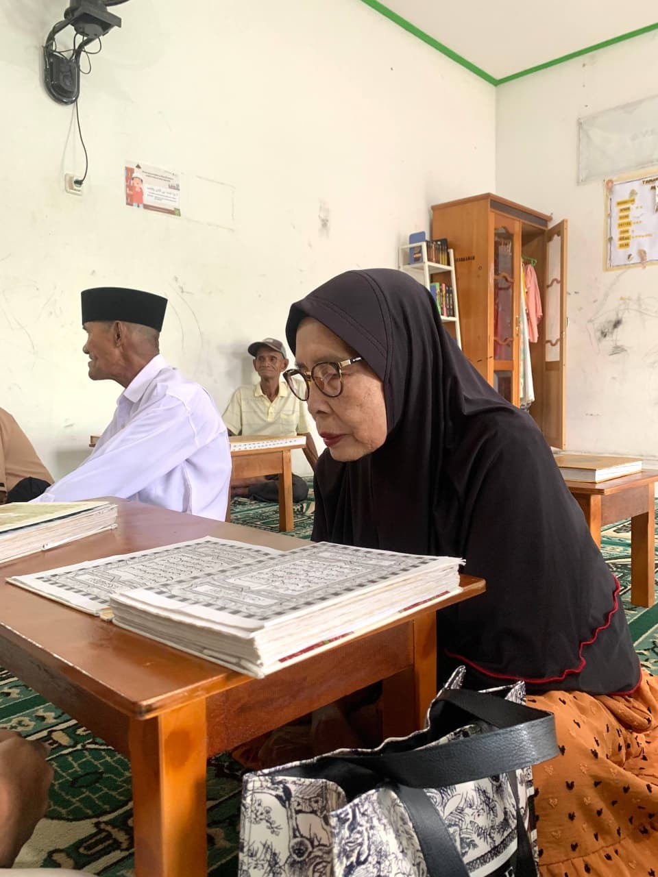 Lansia Binaan Almarhamah Fokus Belajar Mengaji Lansia Binaan Almarhamah Fokus Belajar Mengaji