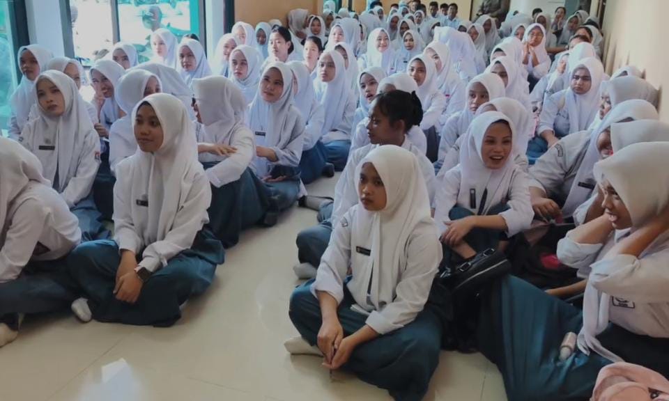 Para Siswa dan Siswi Fokus Mendengarkan Para Siswa dan Siswi Fokus Mendengarkan