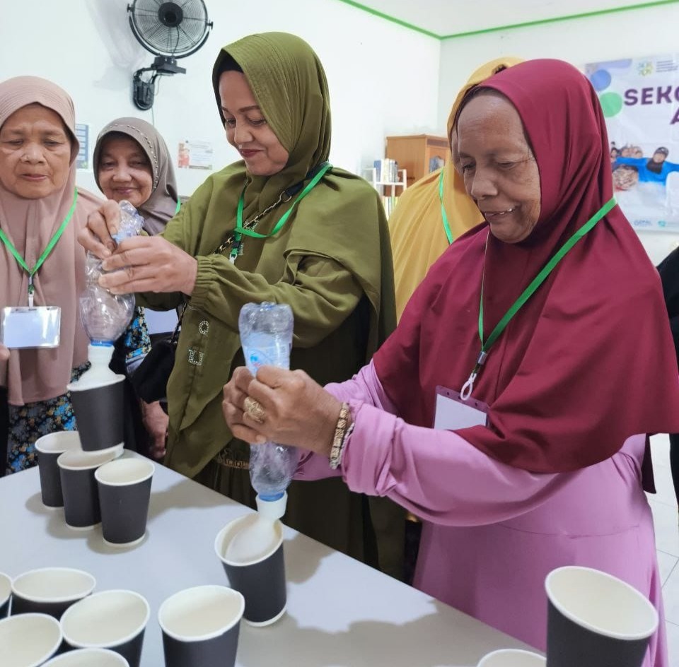 Keseruan lansia bermain game Keseruan lansia bermain game