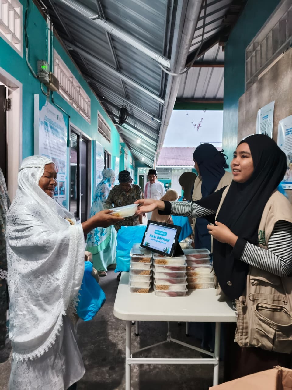 Pembagian Nasi Berkah ke Jamaah Pembagian Nasi Berkah ke Jamaah