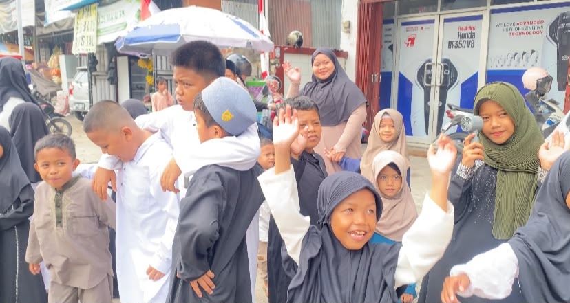 Para santri dan anak yatim antusias menunggu jemputan Para santri dan anak yatim antusias menunggu jemputan