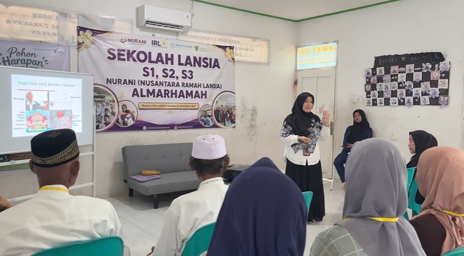 para peserta sekolah lansia NURANI S1 mendengarkan penjelasan yang disampaikan para peserta sekolah lansia NURANI S1 mendengarkan penjelasan yang disampaikan