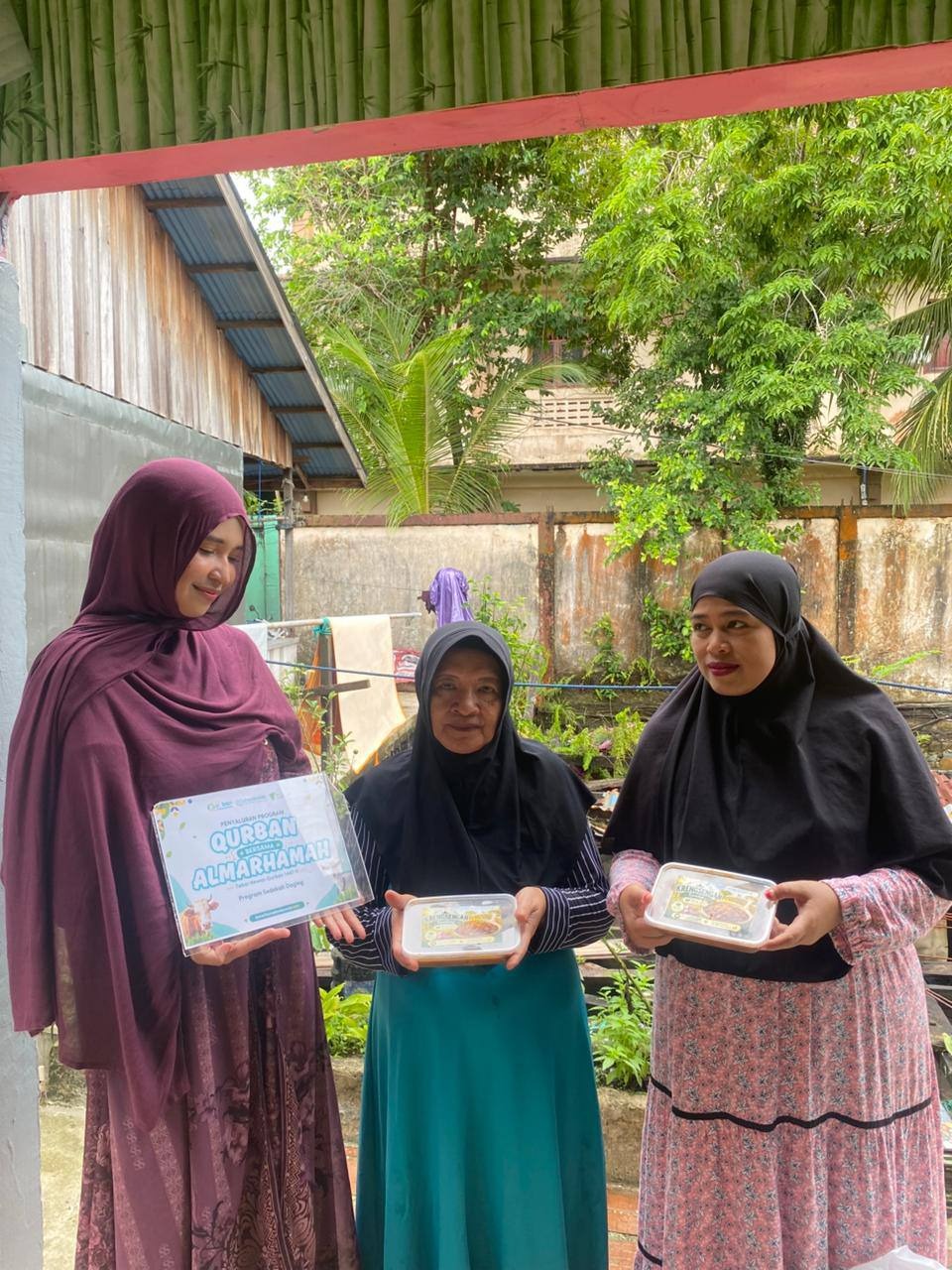 Alvolunteer memberikan daging siap santap Alvolunteer memberikan daging siap santap