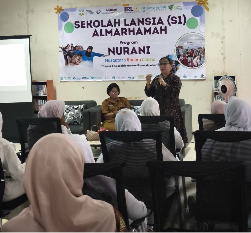 Bunda Fanny Sumajouw selaku pemateri pada kegiatan Sekolah Lansia NURANI Pertemuan ke-4 Bunda Fanny Sumajouw selaku pemateri pada kegiatan Sekolah Lansia NURANI Pertemuan ke-4