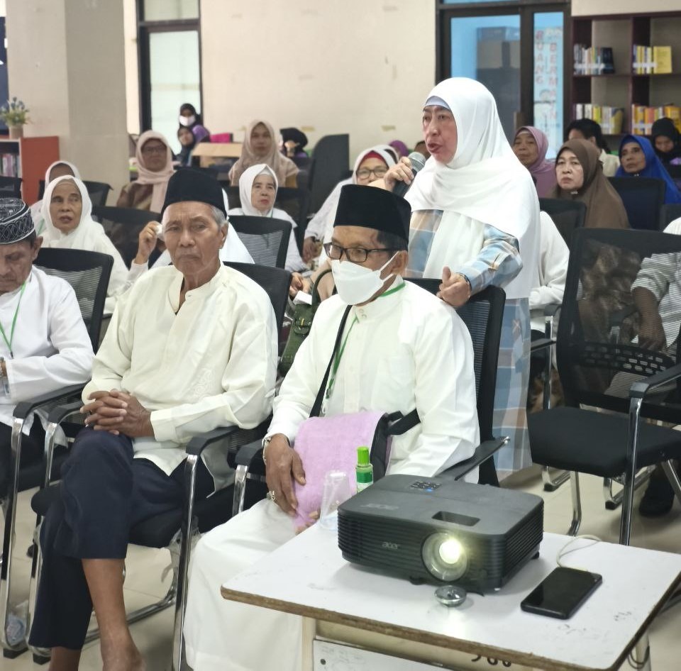 Para peserta aktif dalam kegiatan dan antusias bertanya terhadap pemateri Para peserta aktif dalam kegiatan dan antusias bertanya terhadap pemateri