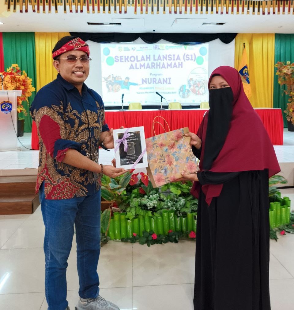 Penyerahan apresiasi dari wali kelas sekolah lansia NURANI kepada pemateri Penyerahan apresiasi dari wali kelas sekolah lansia NURANI kepada pemateri