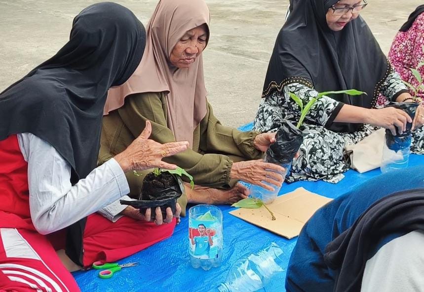 Lansia Almarhamah Memindahkan Tanaman Ke Botol Lansia Almarhamah Memindahkan Tanaman Ke Botol