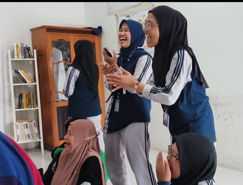 Tawa Mahasiswi Ners Bersama Lansia Tawa Mahasiswi Ners Bersama Lansia