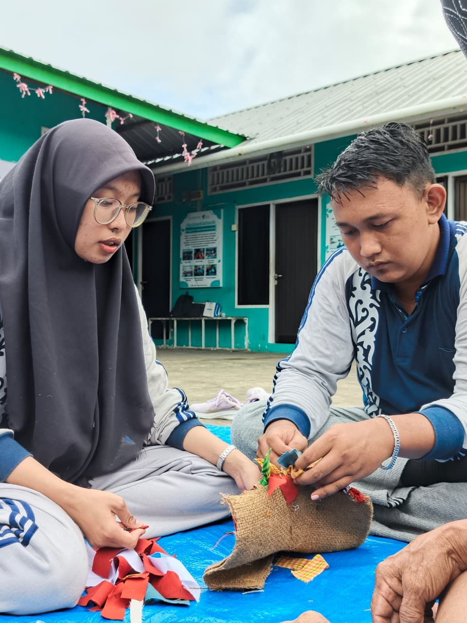 Kak Yoga menyiapkan bahan Kak Yoga menyiapkan bahan