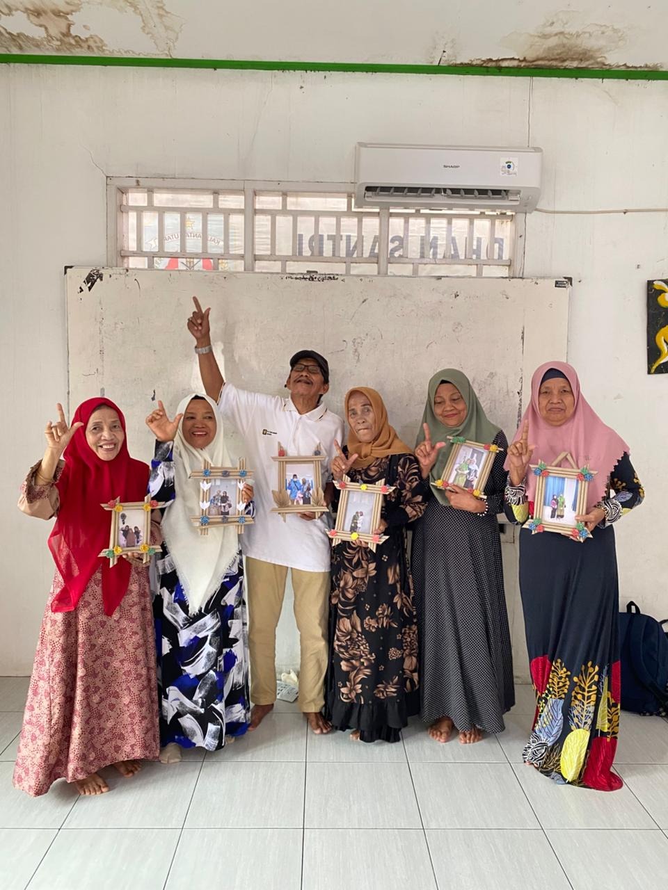 Lanisa Almarahmah Berfoto Dengan Hasil Karyanya Lanisa Almarahmah Berfoto Dengan Hasil Karyanya