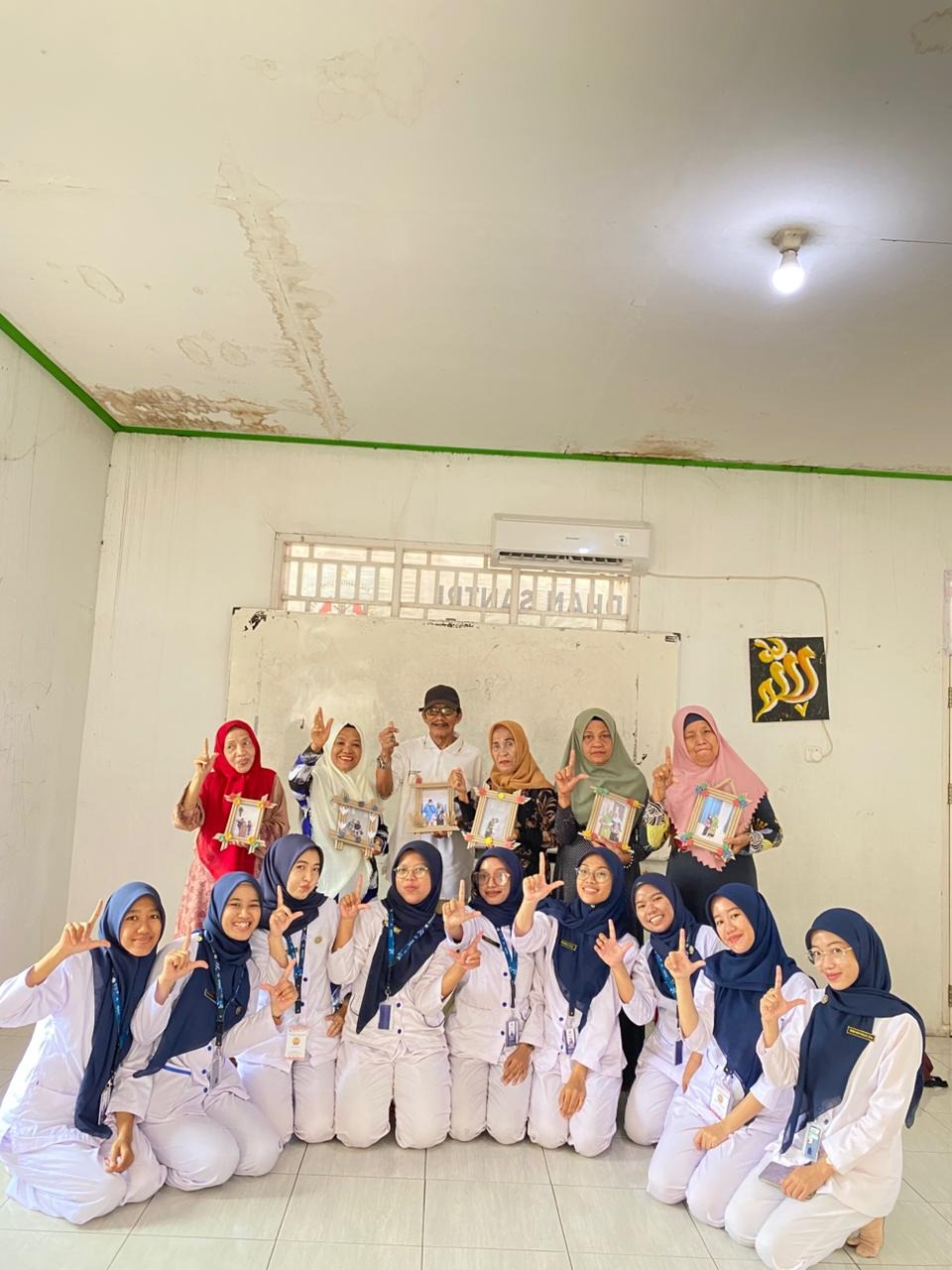 Kreativitas Tanpa Batas! Lansia Almarhamah Ciptakan Bingkai Kenangan Kreativitas Tanpa Batas! Lansia Almarhamah Ciptakan Bingkai Kenangan