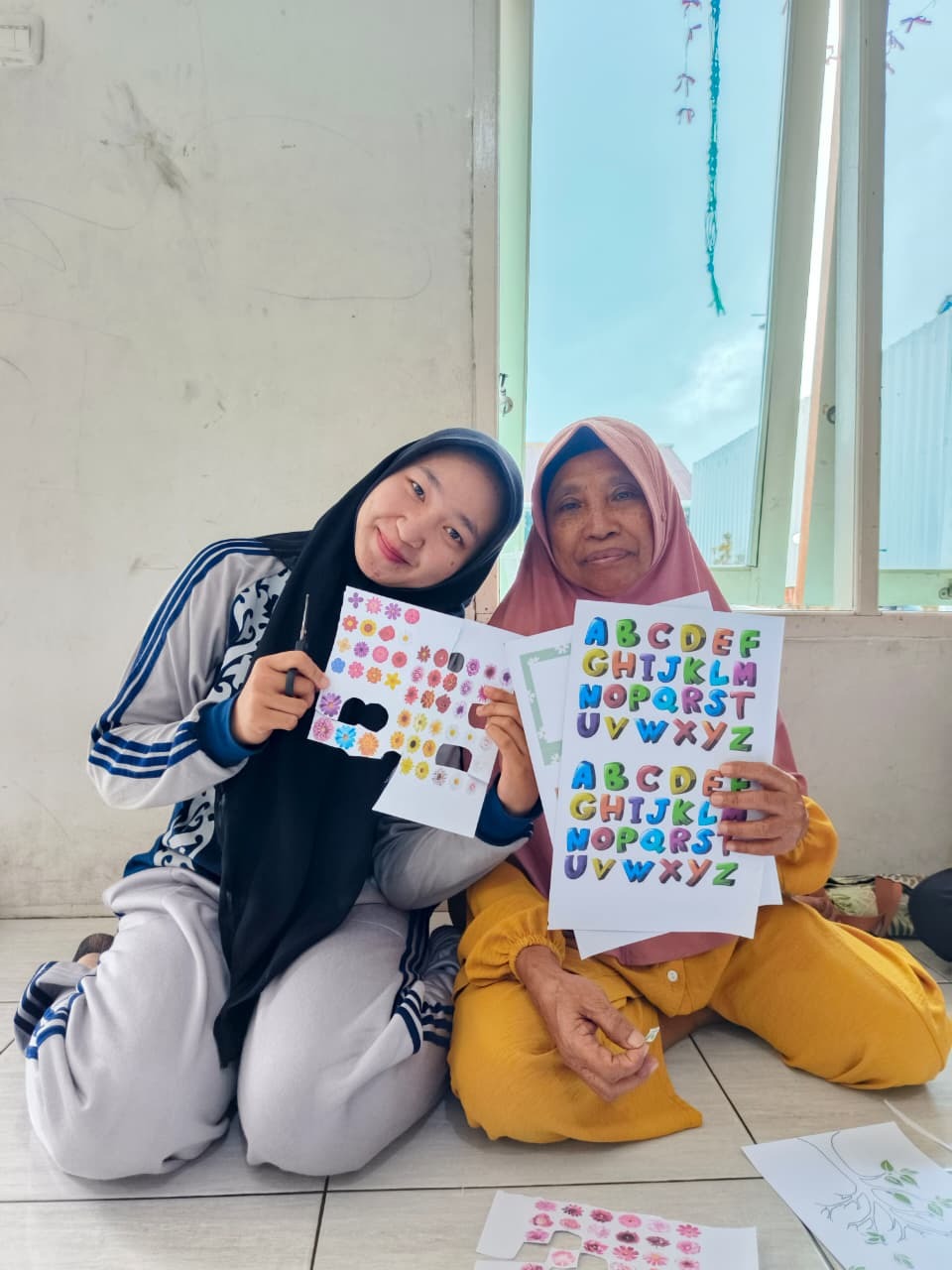 Kak Tiara Berfoto bersama Lansia Almarhamah Kak Tiara Berfoto bersama Lansia Almarhamah