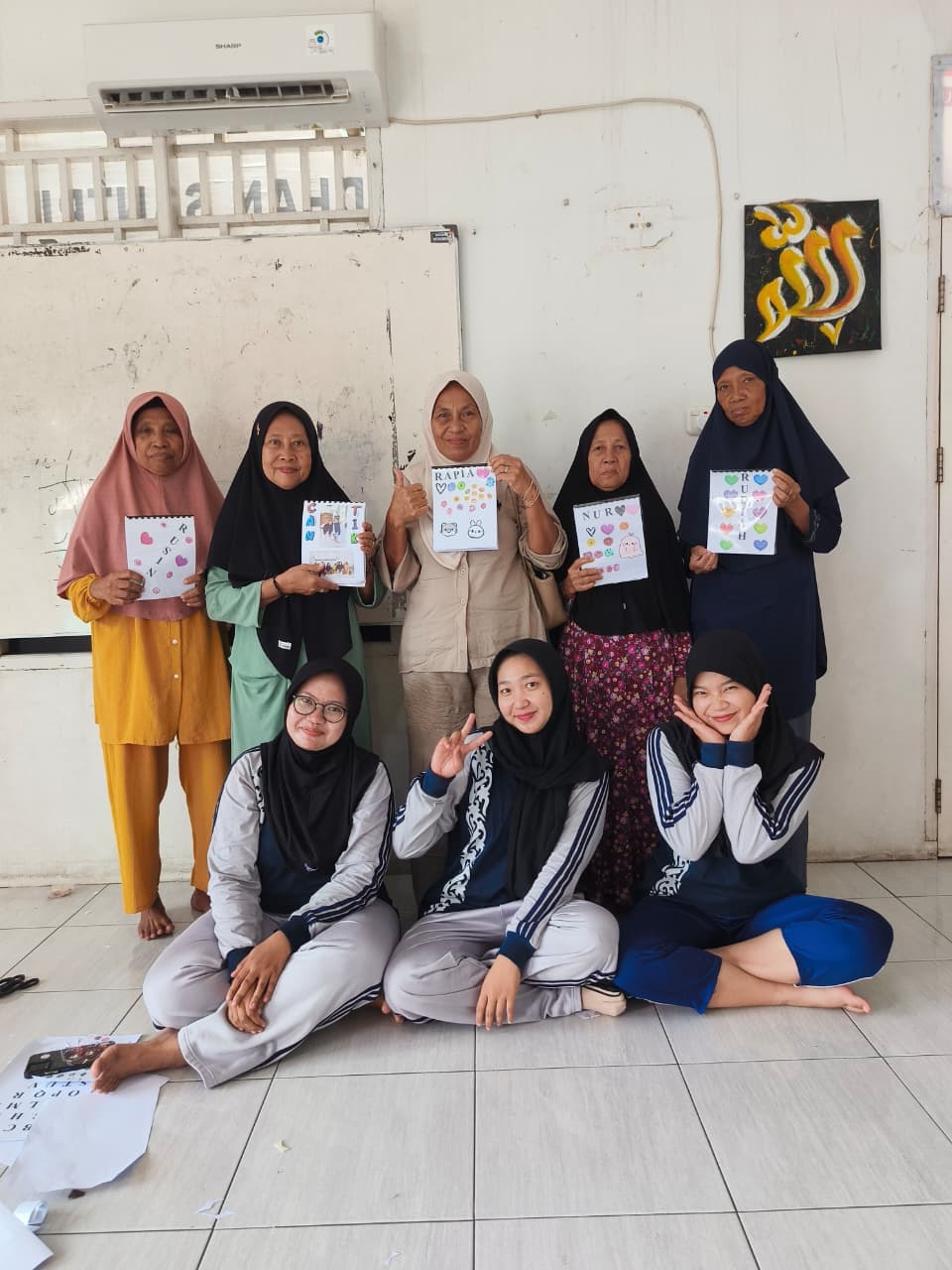 Kreatif! Lansia Almarhamah Ekspresikan Kreatifitasnya di Buku Kenangan Kreatif! Lansia Almarhamah Ekspresikan Kreatifitasnya di Buku Kenangan