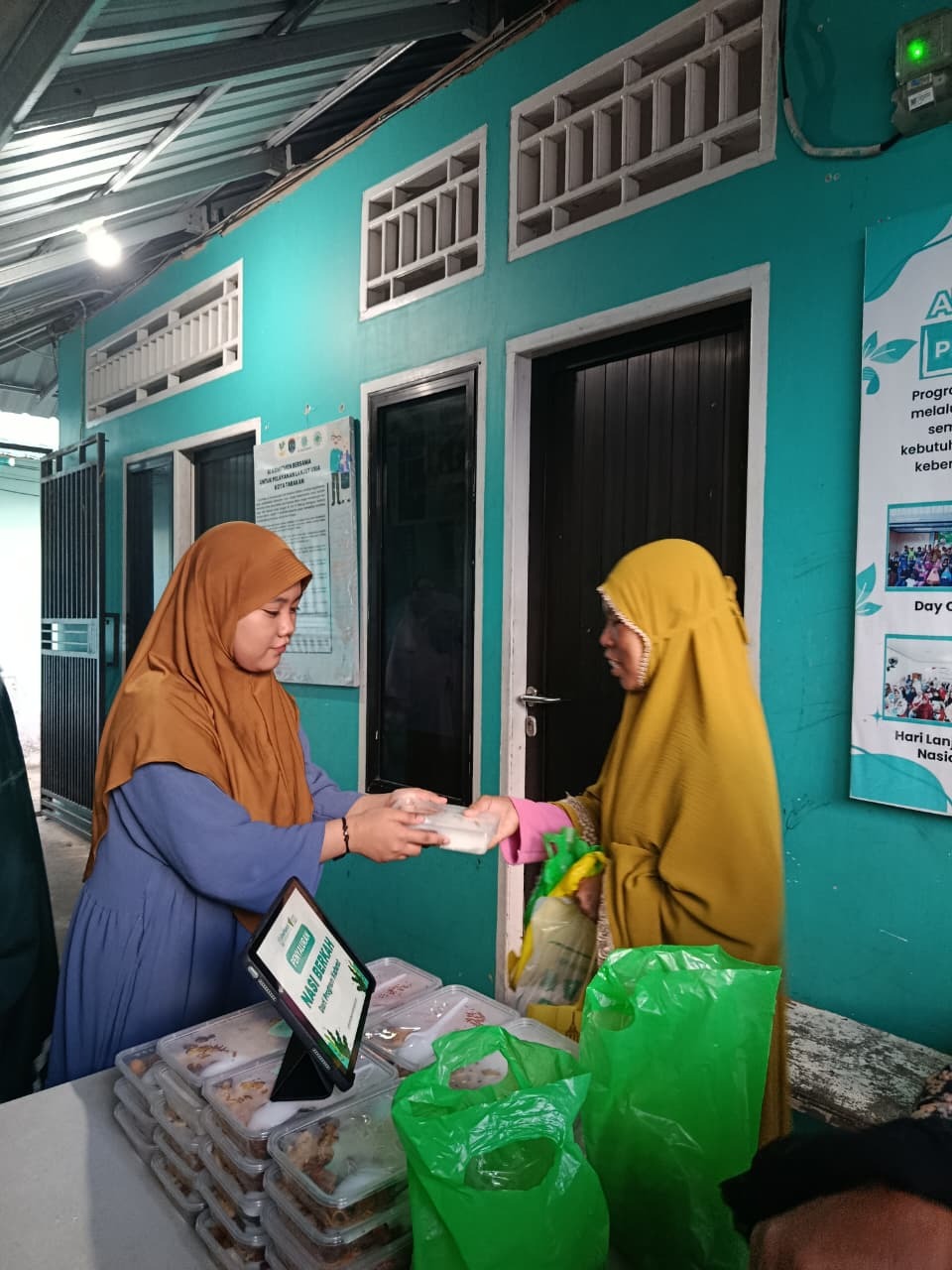 Penyaluran Nasi Berkah untuk Para Jamaah Penyaluran Nasi Berkah untuk Para Jamaah