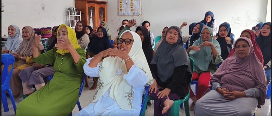 Keseruan para lansia mengikuti rangkaian kegiatan Keseruan para lansia mengikuti rangkaian kegiatan