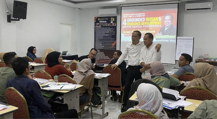 Dalam pelatihan langsung mengangkat study case dari peserta pelatihan Dalam pelatihan langsung mengangkat study case dari peserta pelatihan