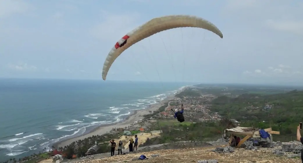 source : https://jogja.wiki/wp-content/uploads/2024/12/Bayar-Berapa-Paralayang-di-Jogja.jpg source : https://jogja.wiki/wp-content/uploads/2024/12/Bayar-Berapa-Paralayang-di-Jogja.jpg