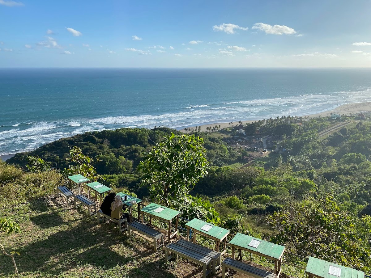 source : https://xplorejogja.com/wp-content/uploads/2025/07/bukit-paralayang-watugupit-wisata-spot-sunset-eksotis-di-jogja1753714272.jpg source : https://xplorejogja.com/wp-content/uploads/2025/07/bukit-paralayang-watugupit-wisata-spot-sunset-eksotis-di-jogja1753714272.jpg