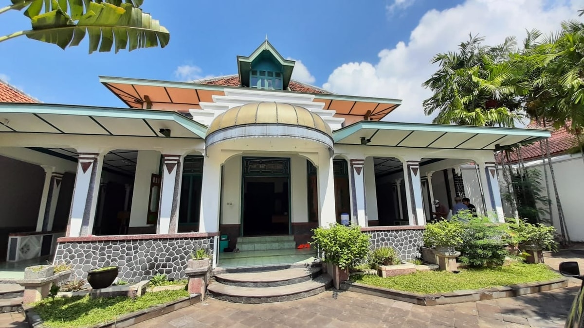 Source : https://budaya.jogjaprov.go.id/view_image/view/3803/07a904c7-eab0-4092-a27a-48bbc25c00b3.jpg Source : https://budaya.jogjaprov.go.id/view_image/view/3803/07a904c7-eab0-4092-a27a-48bbc25c00b3.jpg