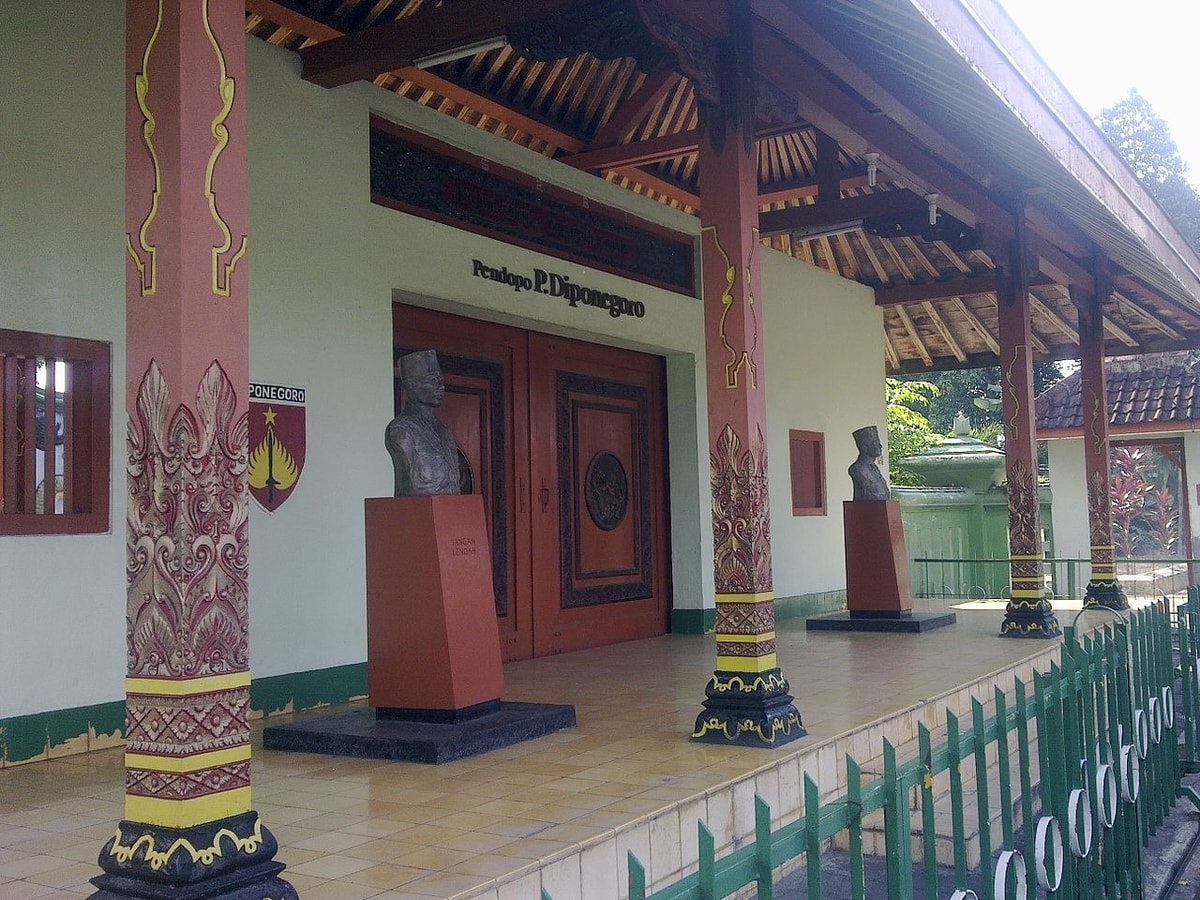 Source : https://upload.wikimedia.org/wikipedia/id/thumb/f/f0/Museum_Monumen_Pangeran_Diponegoro.jpg/1280px-Museum_Monumen_Pangeran_Diponegoro.jpg Source : https://upload.wikimedia.org/wikipedia/id/thumb/f/f0/Museum_Monumen_Pangeran_Diponegoro.jpg/1280px-Museum_Monumen_Pangeran_Diponegoro.jpg