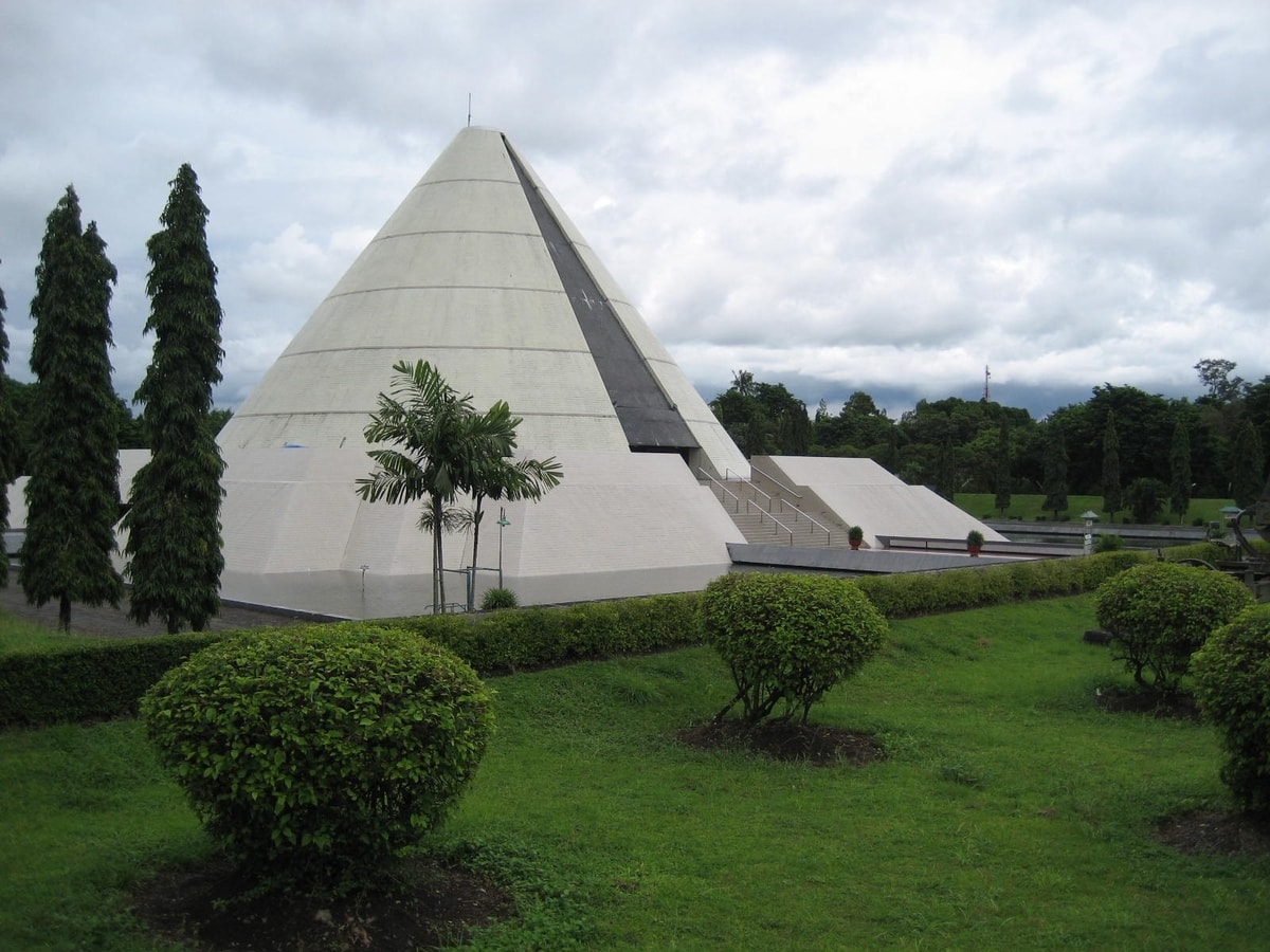 Source : https://upload.wikimedia.org/wikipedia/id/4/4a/Monumen_Yogya_Kembali.JPG Source : https://upload.wikimedia.org/wikipedia/id/4/4a/Monumen_Yogya_Kembali.JPG