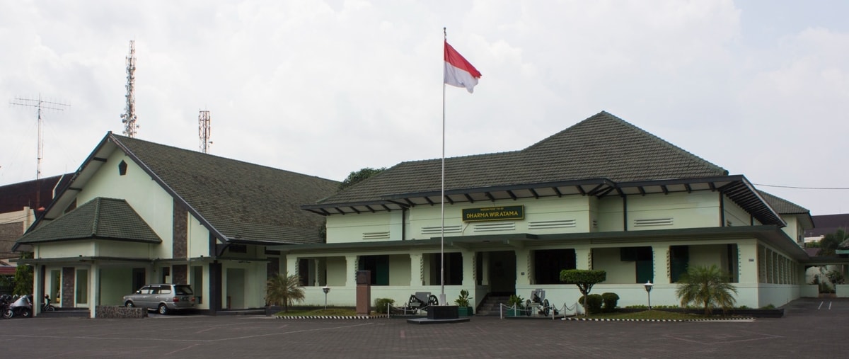 Source : https://upload.wikimedia.org/wikipedia/commons/d/d4/Dharma_Wiratama_Museum_04.jpg Source : https://upload.wikimedia.org/wikipedia/commons/d/d4/Dharma_Wiratama_Museum_04.jpg