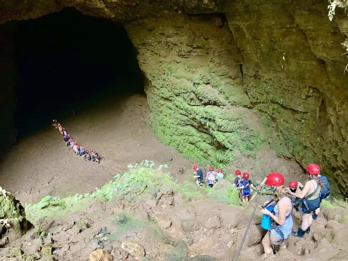 Source : https://triptins.com/wp-content/uploads/2019/10/Goa-Jomblang-Stairs.jpeg.webp Source : https://triptins.com/wp-content/uploads/2019/10/Goa-Jomblang-Stairs.jpeg.webp