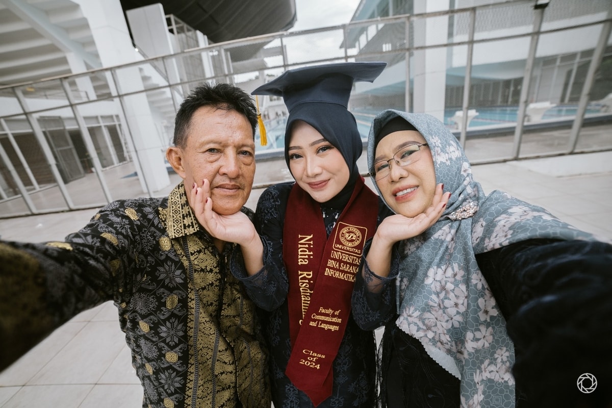 Nidya Ningsih Graduation Session at GEDUNG AKUATIK Nidya Ningsih Graduation Session at GEDUNG AKUATIK