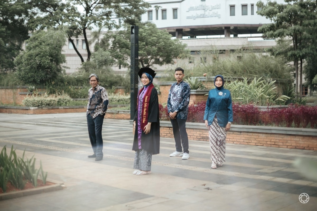 Ananda Sofia Hanifah Graduation Session at TAMAN MINI Ananda Sofia Hanifah Graduation Session at TAMAN MINI