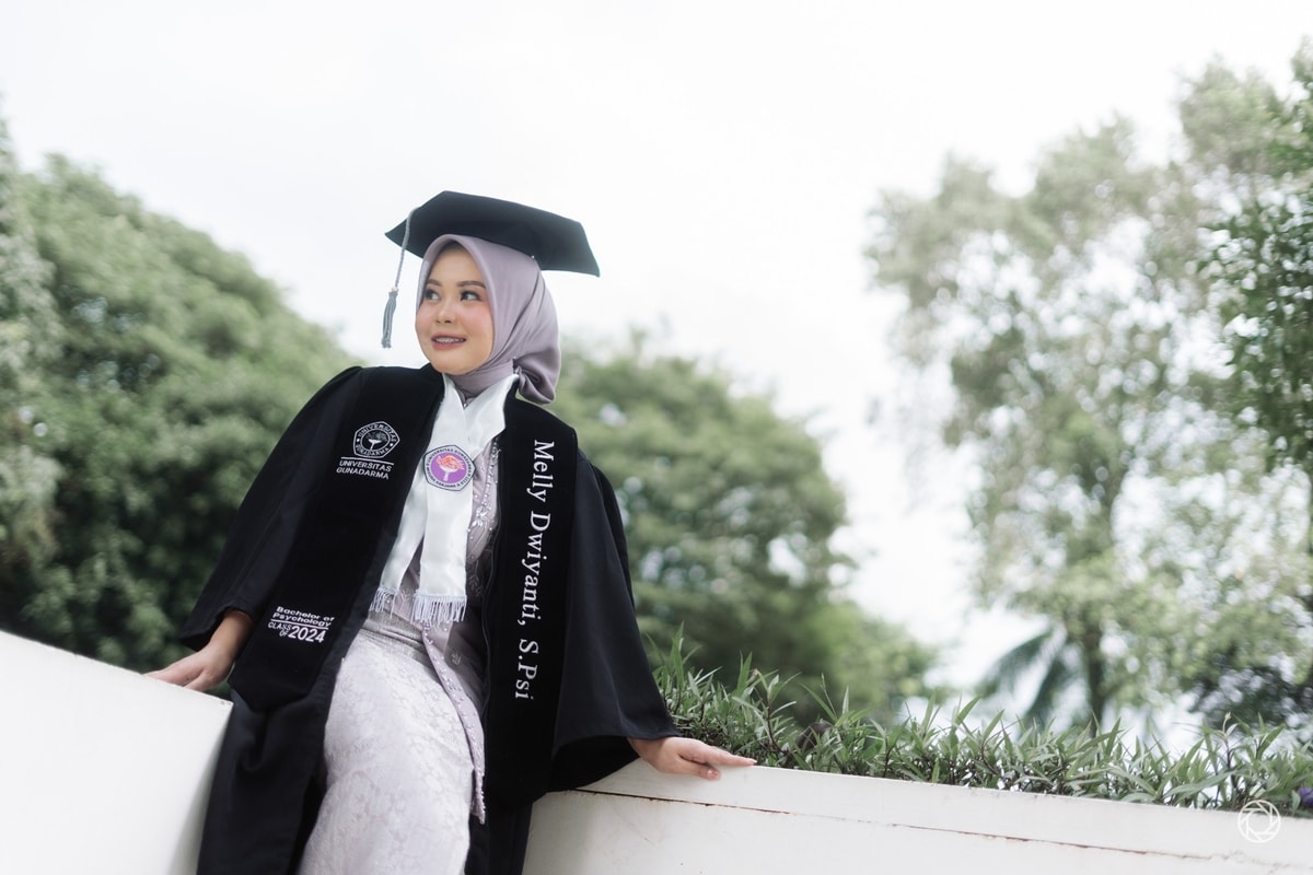 Melly Dwiyanti Graduation Session at JCC Melly Dwiyanti Graduation Session at JCC