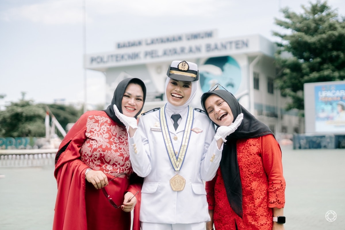 Desyca Belliana Graduation Session at POLTEKPEL BANTEN Desyca Belliana Graduation Session at POLTEKPEL BANTEN
