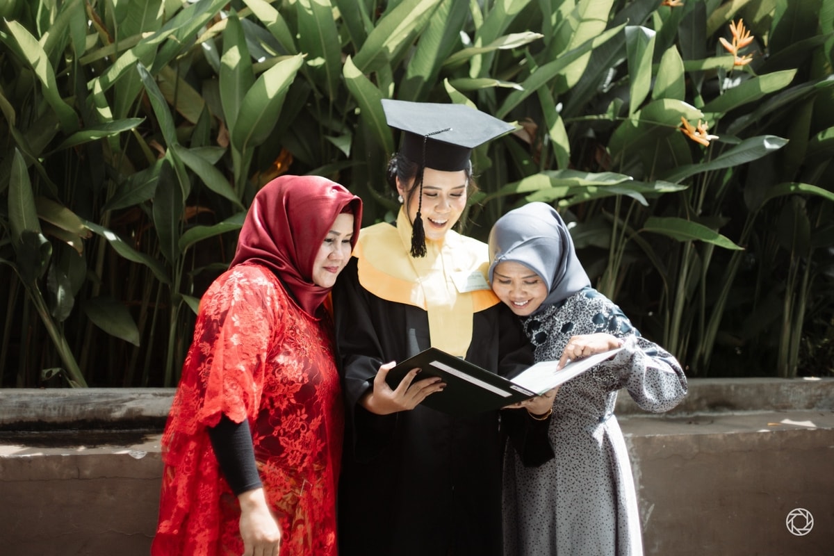 Dina Fitriani Utami Graduation Session at JCC Dina Fitriani Utami Graduation Session at JCC