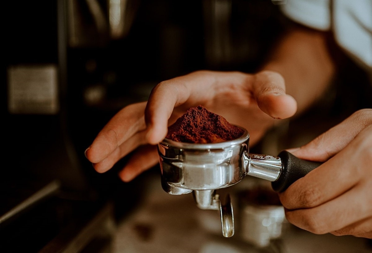 Kenapa Biji Kopi Digiling Saat Mendekati Waktu Seduh? Bisa Stock Aja Nggak, Sih? Kenapa Biji Kopi Digiling Saat Mendekati Waktu Seduh? Bisa Stock Aja Nggak, Sih?