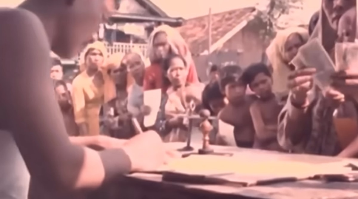 Ilustrasi mengantre (tangkapan layar film G30S) Ilustrasi mengantre (tangkapan layar film G30S)