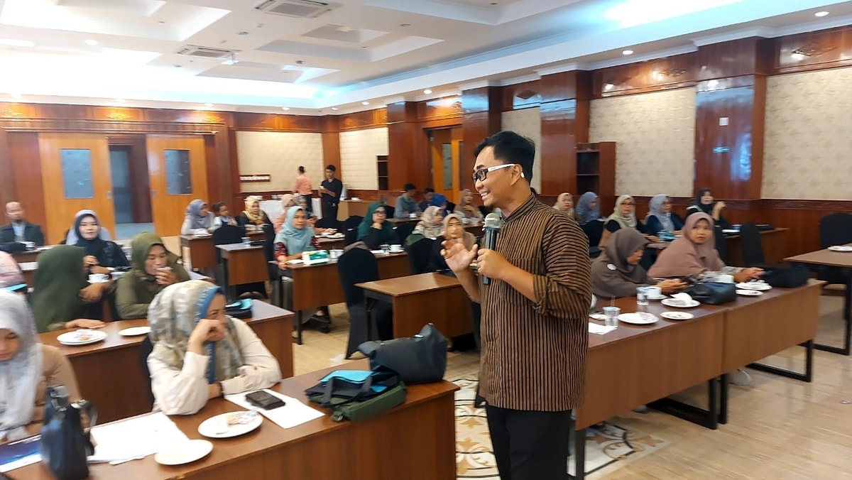 Penulis sedang berbagi dengan pelaku usaha UMKM dalam sebuah pelatihan digital marketing yang diselenggarakan oleh Dinas Koperasi dan UMKM Prov Sumatera Barat Penulis sedang berbagi dengan pelaku usaha UMKM dalam sebuah pelatihan digital marketing yang diselenggarakan oleh Dinas Koperasi dan UMKM Prov Sumatera Barat